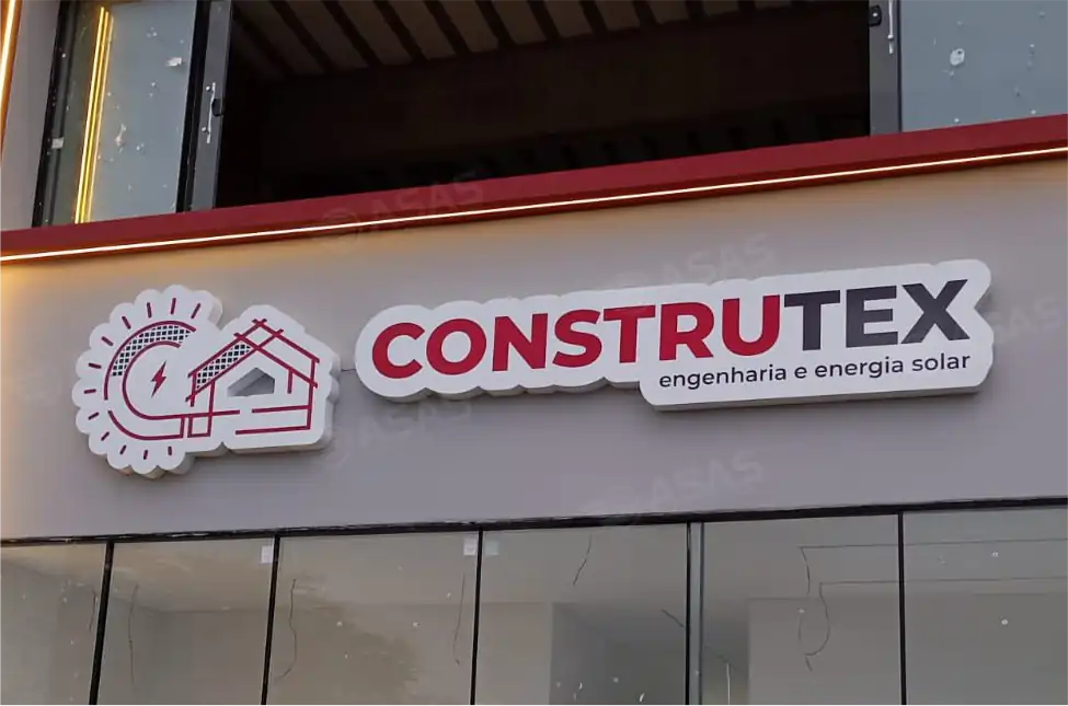 Placa de ACM com iluminação LED em fachada comercial moderna