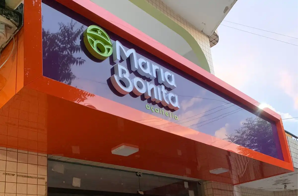 Placa de ACM com iluminação LED em fachada comercial moderna