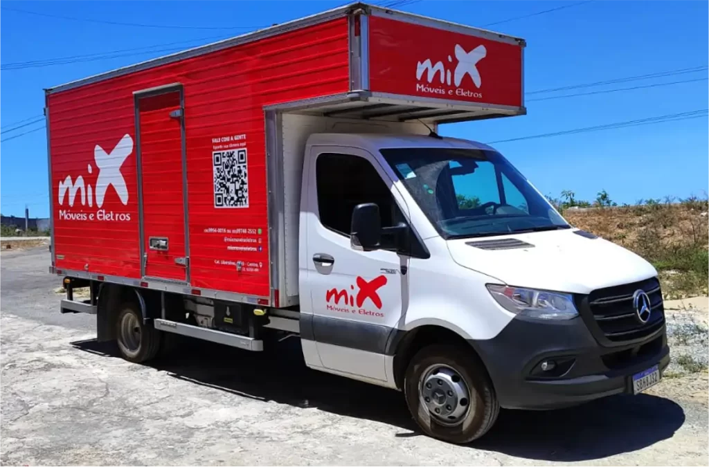 Adesivagem automotiva em frota de veículos com identidade visual empresarial personalizada
