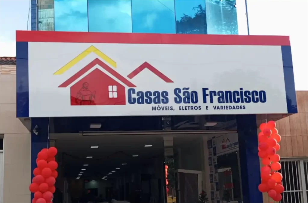 Fachada comercial moderna em ACM com iluminação LED no Ceará, destacando a empresa com design elegante