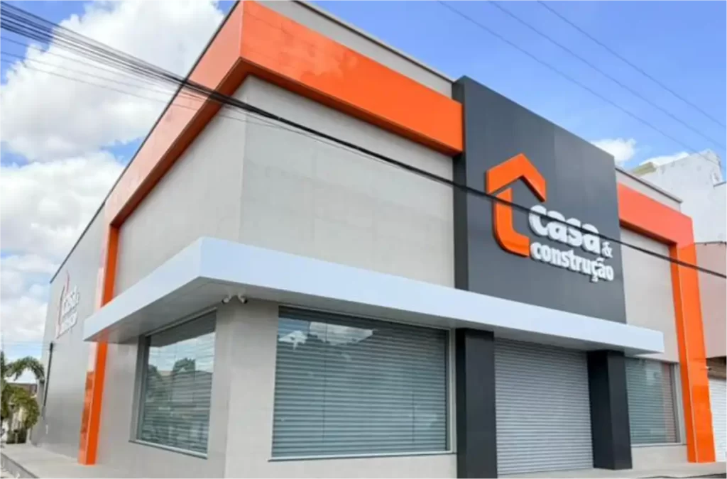 Fachada comercial em ACM com comunicação visual moderna e letreiro personalizado para empresa