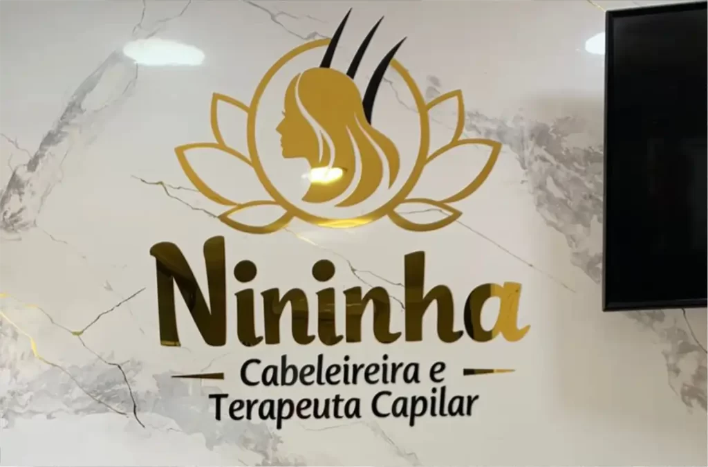letreiro de acrílico personalizado; placa de acrílico para empresas; comunicação visual em acrílico; letreiro acrílico com LED; placa acrílica sob medida; letreiro para fachada comercial; placa de acrílico com logo; letreiro moderno para empresas; comunicação visual corporativa; placa acrílica profissional; letreiro com impressão UV; placa decorativa empresarial; fachada comercial moderna; letreiro elegante personalizado;