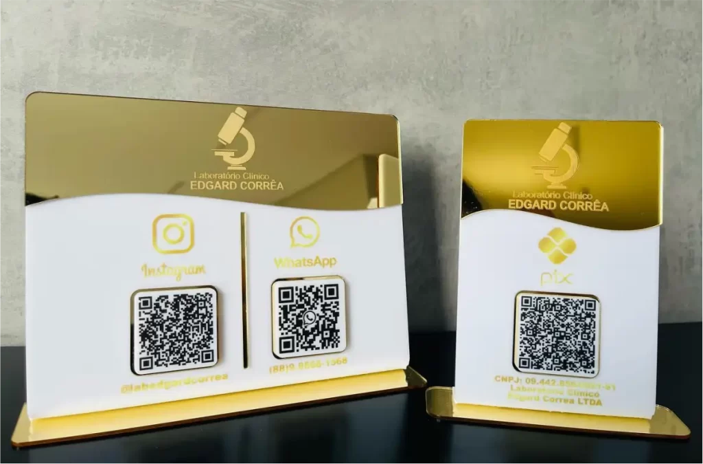 Plaquinha de acrílico com QR Code para pagamento via Pix e acesso a redes sociais em balcão comercial