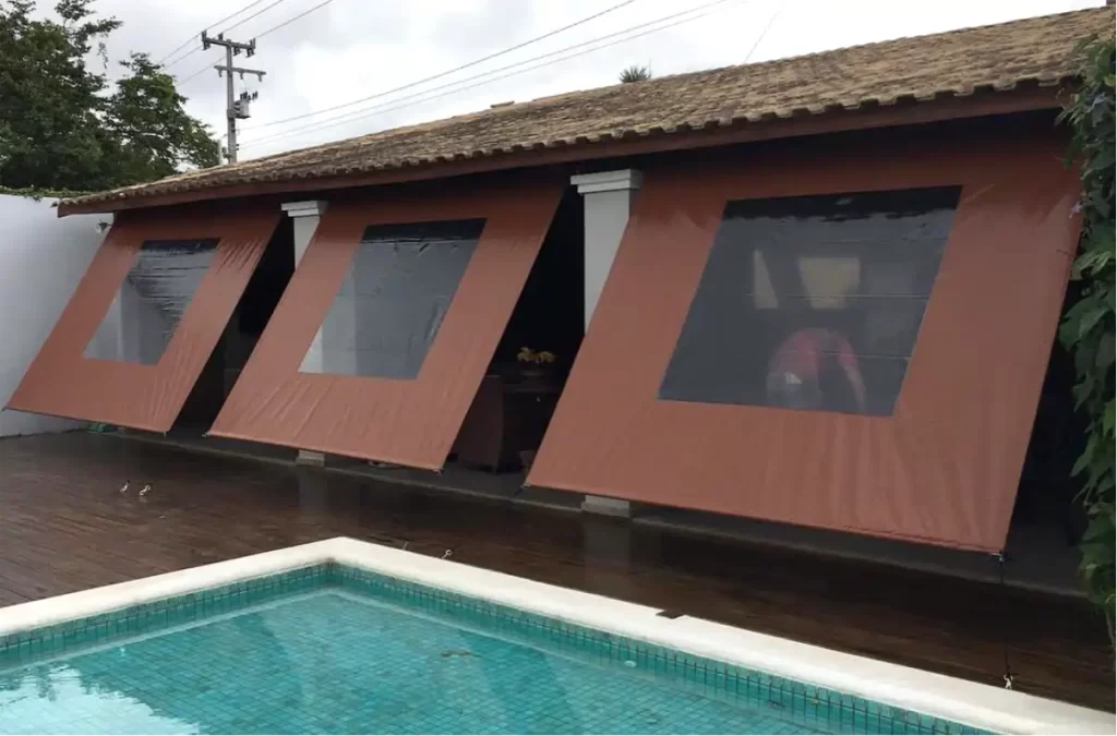 Toldo com viseira instalado em fachada comercial moderna oferecendo proteção solar e visual elegante
