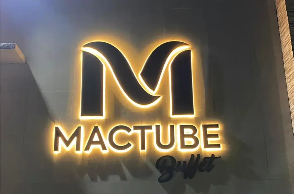 Letra caixa luminosa em LED instalada em fachada de loja com revestimento em ACM, proporcionando destaque, comunicação visual moderna e identidade profissional para empresas.